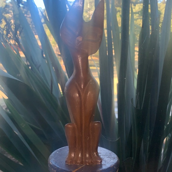 Wooden kitty statue
